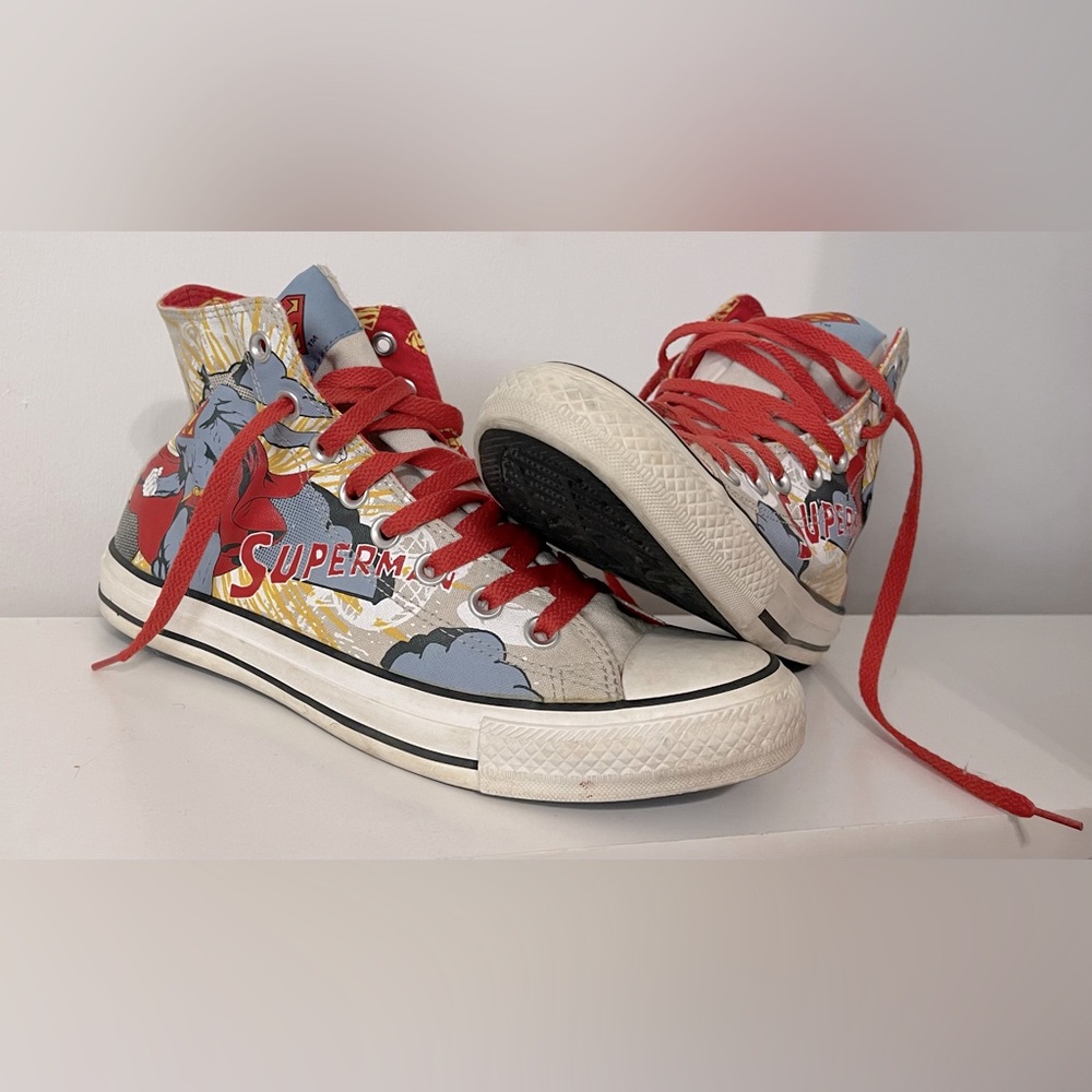 Great pre loved Superman Converse All Star Mens 7 women’s 9 DC Comics Sneakers